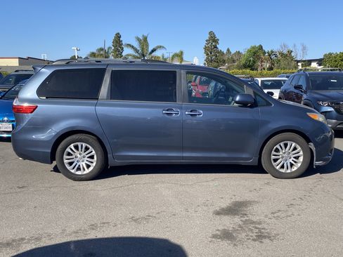 Used 2017 Toyota Sienna XLE Premium image 2