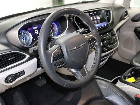 Used 2022 Chrysler Pacifica Touring-L FWD image 16
