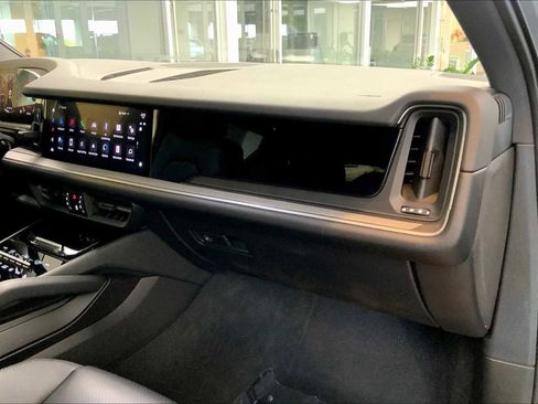 Used 2024 Porsche Cayenne image 27