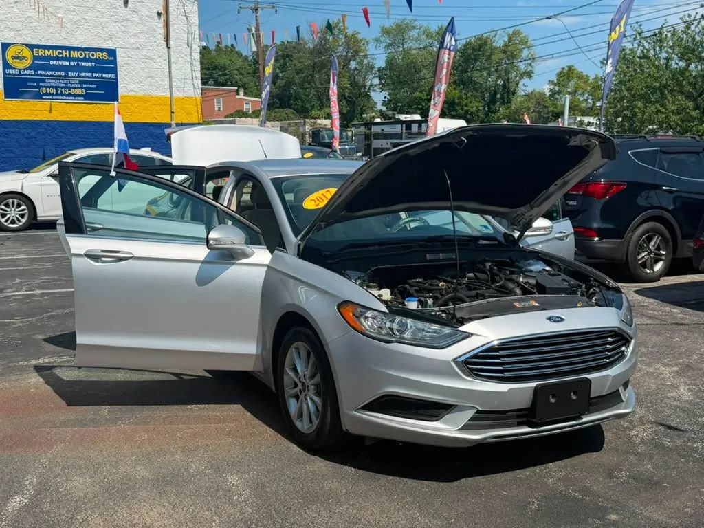 Used 2017 Ford Fusion SE w/ Fusion SE Technology Package FWD image 15