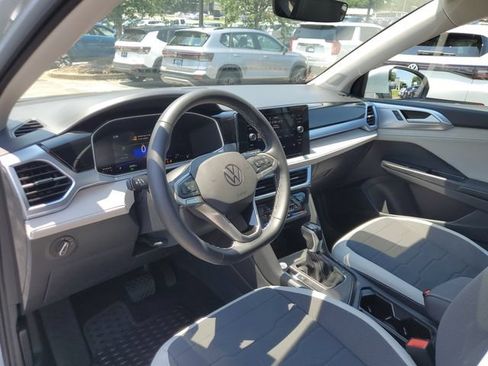 Used 2025 Volkswagen Taos SE w/ Panoramic Sunroof Package FWD image 25