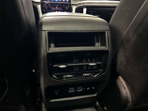 Used 2022 Jeep Grand Cherokee Limited image 31