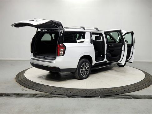 Used 2024 Chevrolet Suburban LT w/ Luxury Package image 15