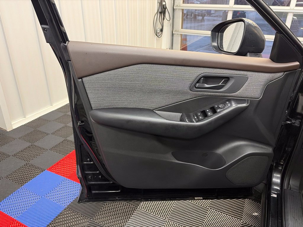 Used 2023 Nissan Rogue S AWD/4WD image 10