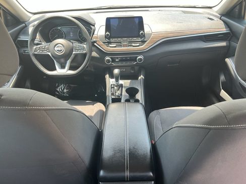 Used 2025 Nissan Altima 2.5 SV FWD image 13