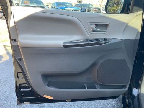 Used 2020 Toyota Sienna XLE image 18