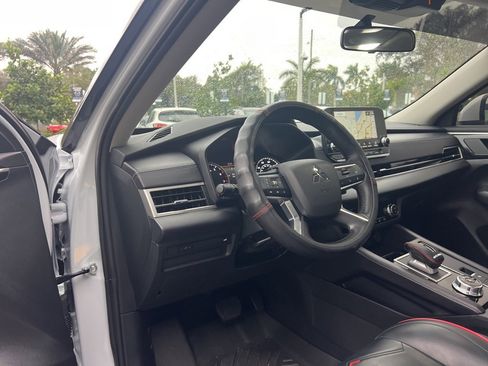 Used 2024 Mitsubishi Outlander FWD image 31