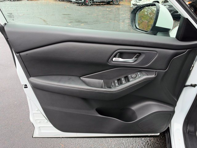 Used 2024 Nissan Rogue SV AWD/4WD image 18