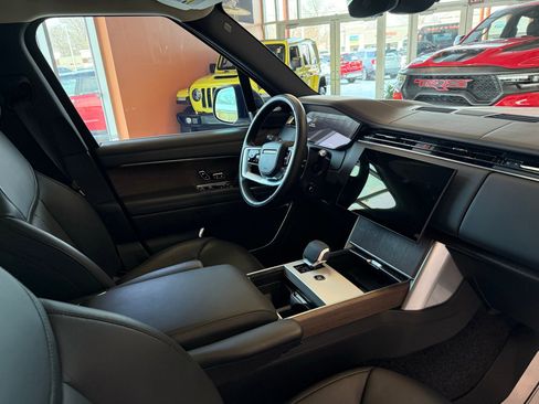 Used 2025 Land Rover Range Rover SE image 22