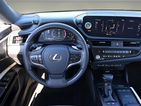 Used 2022 Lexus ES 300h w/ Luxury Package image 16