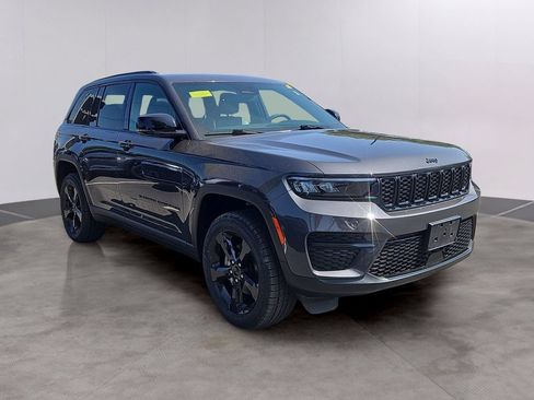 Used 2023 Jeep Grand Cherokee Altitude AWD/4WD image 3