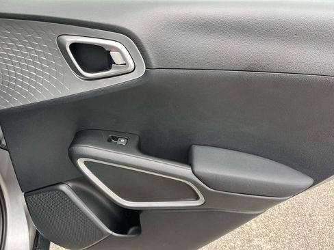 Used 2025 Kia Soul LX w/ LX Technology Package FWD image 8
