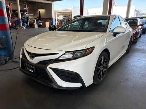 Used 2024 Toyota Camry SE AWD/4WD image 3
