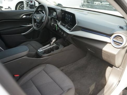 Used 2025 Chevrolet Trax LS w/ LS Convenience Package FWD image 17