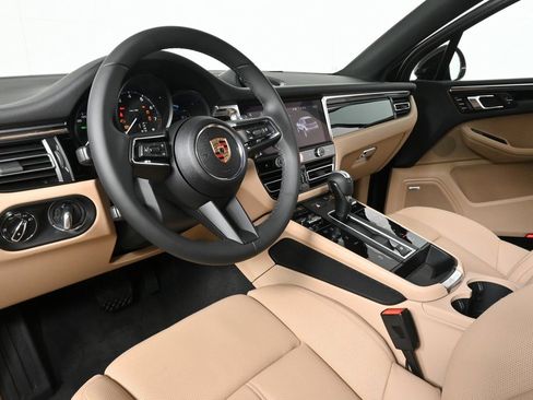 Certified 2025 Porsche Macan AWD image 4
