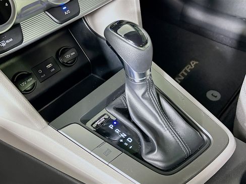 Used 2019 Hyundai Elantra SE image 23