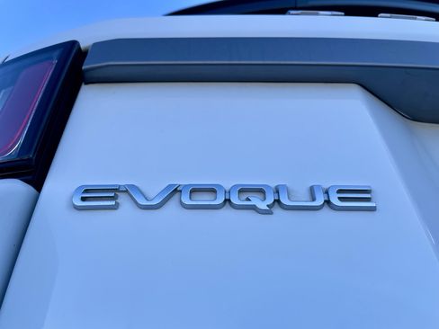 Used 2017 Land Rover Range Rover Evoque SE image 32