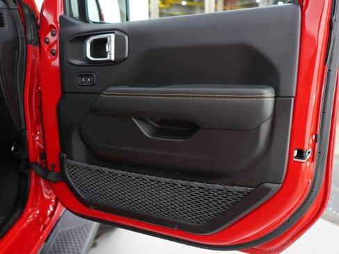 Used 2026 Jeep Wrangler Unlimited Sahara AWD/4WD image 9