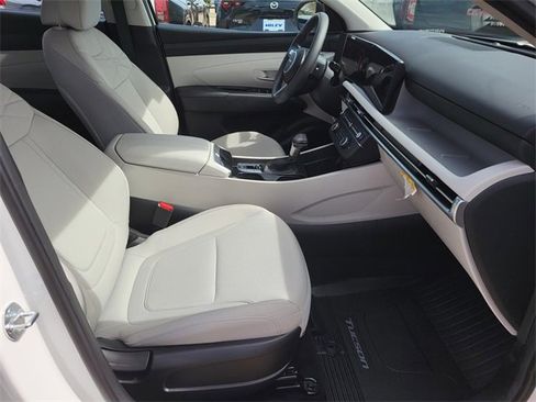 Certified 2025 Hyundai Tucson SE image 8