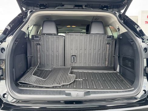 Used 2024 Toyota Highlander Limited image 12