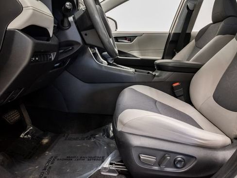Used 2020 Toyota RAV4 XLE w/ Convenience Package FWD image 12