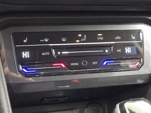 Used 2024 Volkswagen Tiguan SE image 32