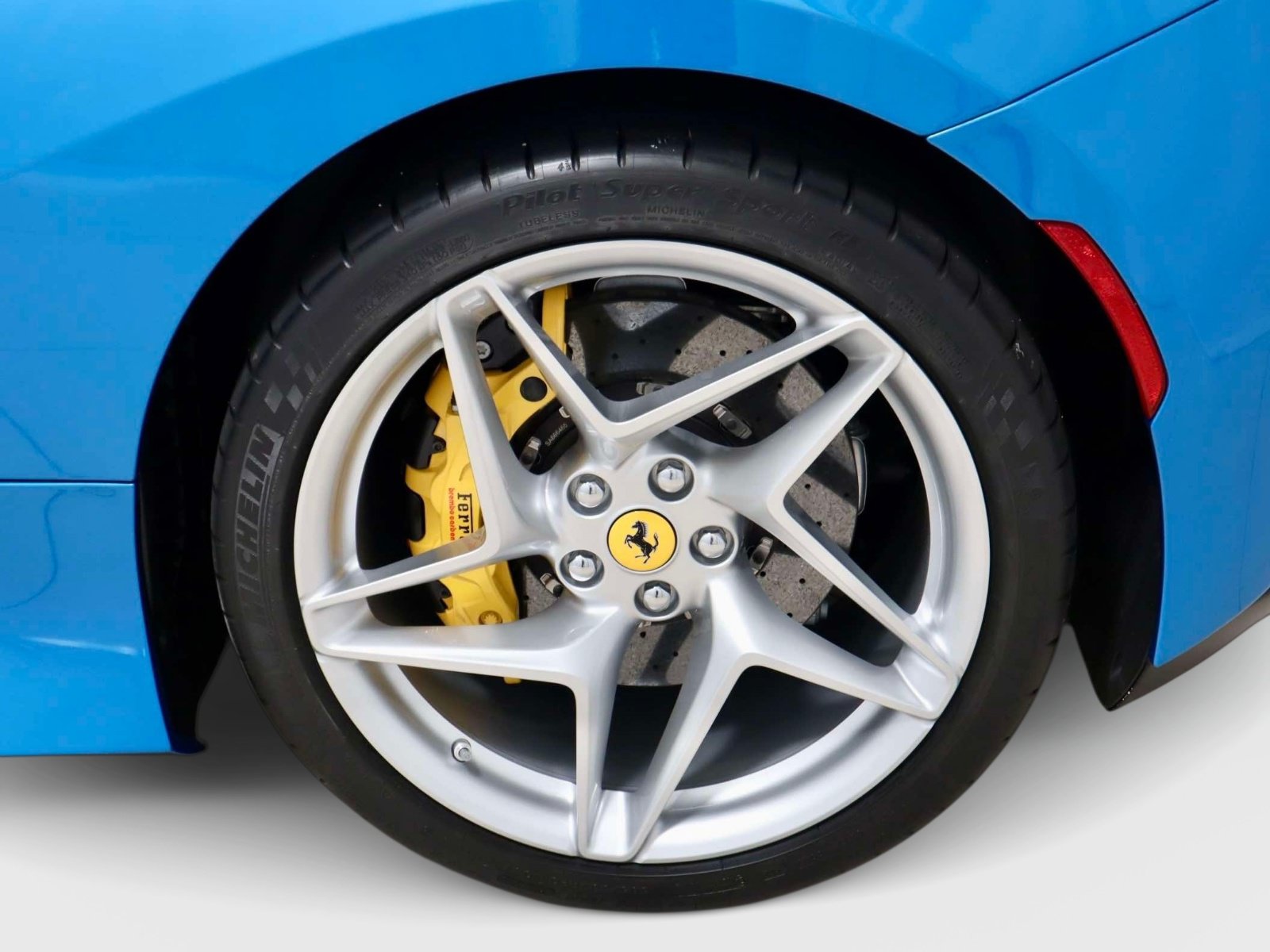Certified 2022 Ferrari F8 Tributo RWD image 9