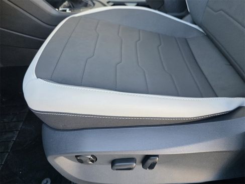 New 2026 Volkswagen Taos SE image 17