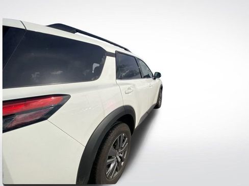 Used 2024 Nissan Pathfinder SV image 10