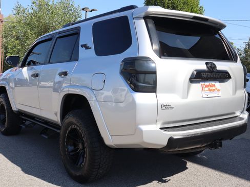 Used 2022 Toyota 4Runner TRD Off-Road AWD/4WD image 9