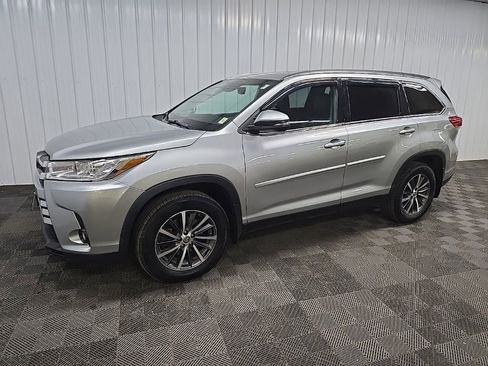 Used 2019 Toyota Highlander XLE AWD/4WD image 6