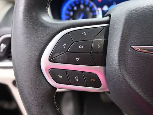 Used 2024 Chrysler Pacifica Touring-L FWD image 28