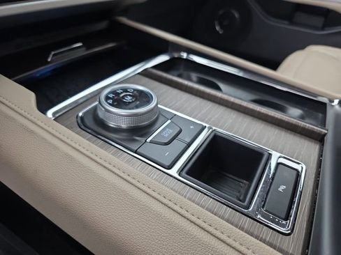 Used 2024 Ford Expedition Limited image 40