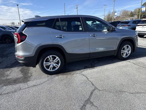 Used 2024 GMC Terrain SLE image 4