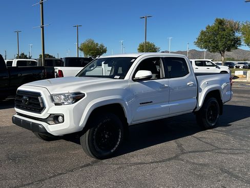 Used 2020 Toyota Tacoma SR5 w/ Technology Package image 2