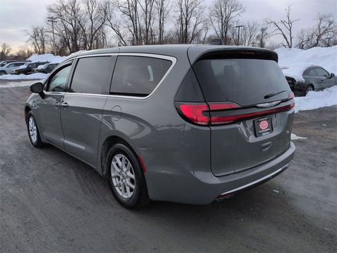 Used 2023 Chrysler Pacifica Touring-L image 6