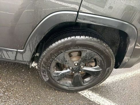 Used 2015 Jeep Cherokee Latitude w/ Comfort/Convenience Group image 16