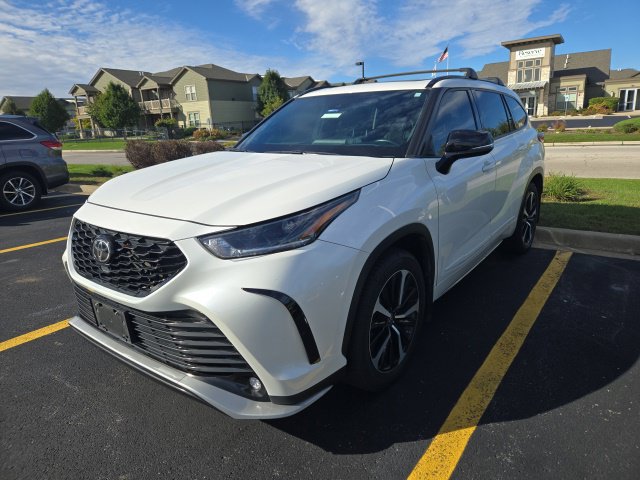 Used 2021 Toyota Highlander XSE AWD/4WD image 3