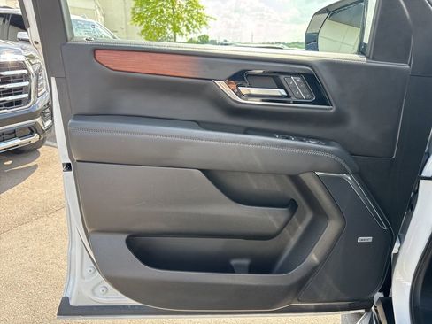 Used 2025 GMC Yukon XL Denali AWD/4WD image 10