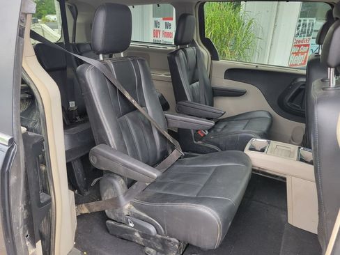 Used 2014 Chrysler Town & Country Touring w/ Driver Convenience Group FWD image 18