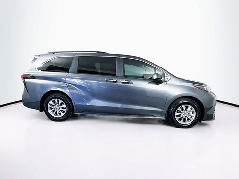 Used 2025 Toyota Sienna XLE w/ XLE Plus Package image 11