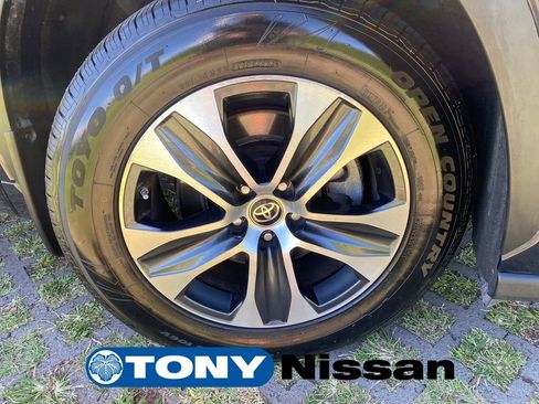 Used 2022 Toyota Highlander XLE image 9