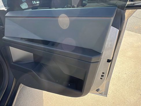 Used 2025 Tesla Cybertruck AWD Crew Cab image 18