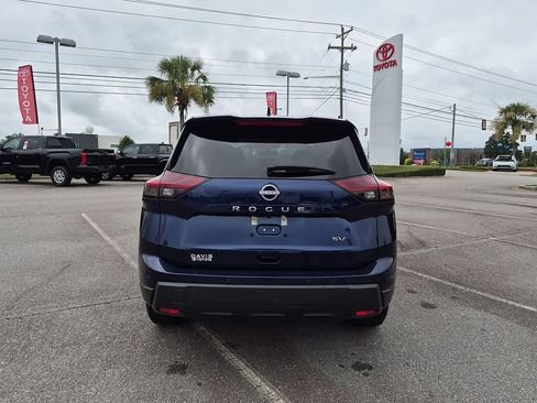 Used 2024 Nissan Rogue SV FWD image 4