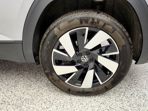 Used 2025 Volkswagen Atlas Cross Sport SE image 9