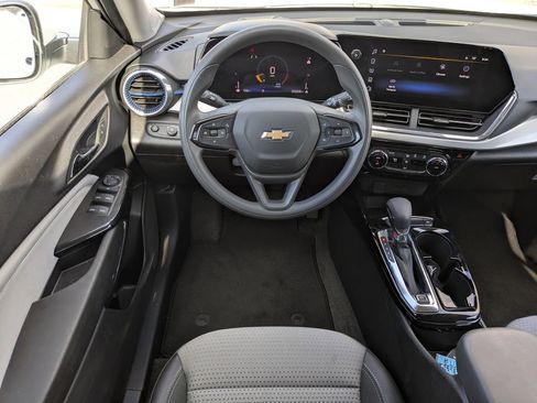 Used 2025 Chevrolet Trax LT image 17