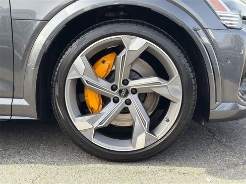 Used 2022 Audi e-tron S Prestige w/ Prestige Package image 36