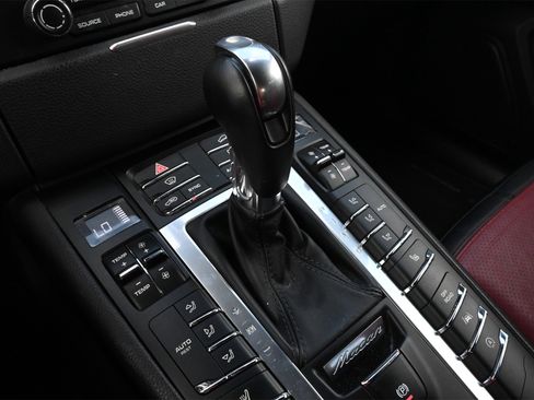 Used 2018 Porsche Macan image 14