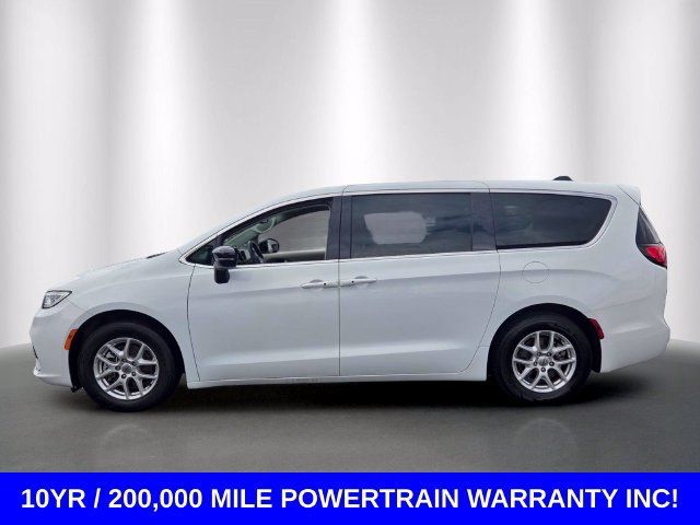 Used 2024 Chrysler Pacifica Touring-L FWD image 2