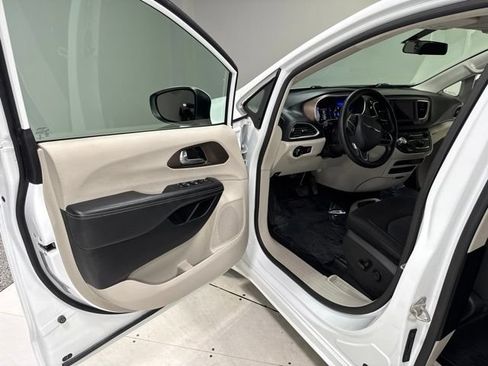 Used 2021 Chrysler Voyager L FWD image 10